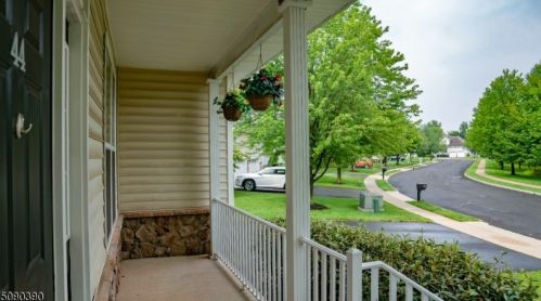 44 Stirrup Ln, Flemington, NJ 08822-3438