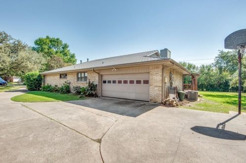 2711 Lakeview Ln, Carrollton TX exterior