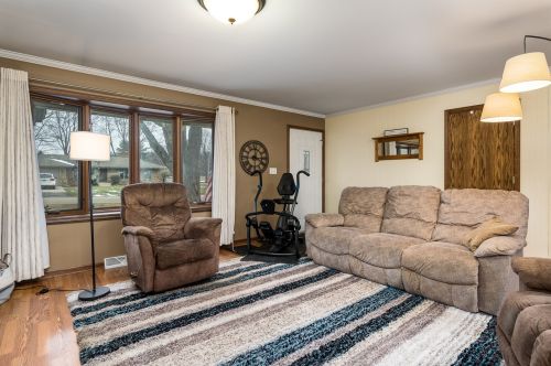 6271 Graydon Rd, Rockford, IL 61109-1807