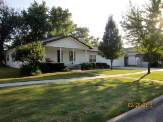106 2nd Ave, Caney, KS 67333-1910