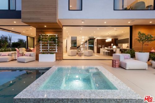 881 Berkeley St, Santa Monica, CA 90403-2305