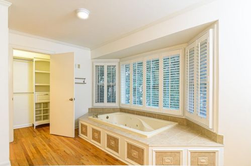 1543 Knob Hl Dr, Atlanta GA  30329-3208 exterior