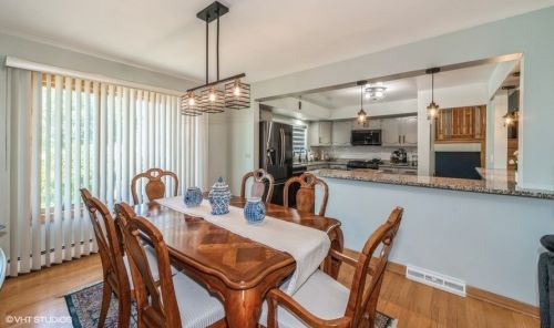 8212 Lyons St, Niles IL  60714-1336 exterior