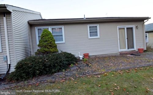 2 Chelsea Dr, Lakehurst, NJ 08759-2307