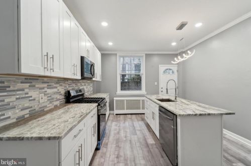 6141 Grays Ave, Philadelphia, PA 19142-3207
