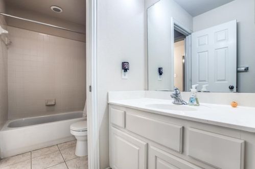 2561 Grn Oak Dr, Carrollton TX 75010-4221 exterior