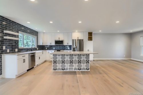 8168 Hinsdale Dr, Englewood CO 80112-1910 exterior