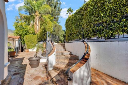 1664 Las Flores Dr, Glendale CA  91207-1200 exterior