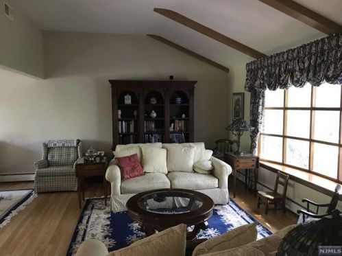 1004 Ridge Ct, N Milford, NJ 07646-1520