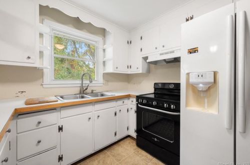 14 Castle View Dr, Chester, CT 06412-1209