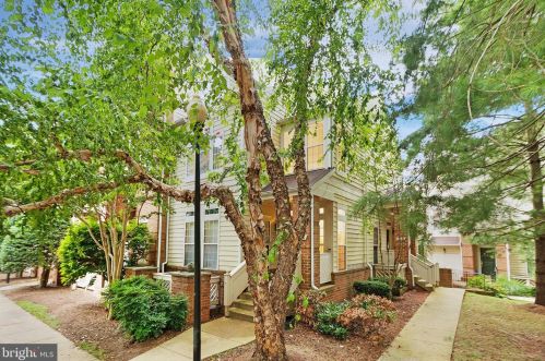 1316 Garden Wall Cir, Herndon, VA 20194-2030