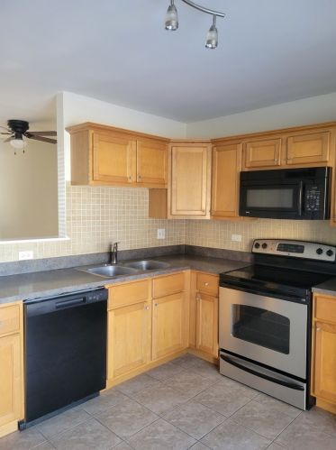 190 Waters Edge Dr, Glendale Heights, IL 60139-1656