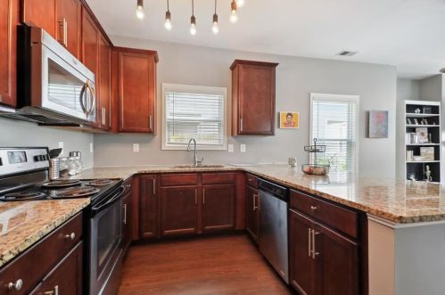 1811 Laurel Green Way, Atlanta GA  30344-8215 exterior