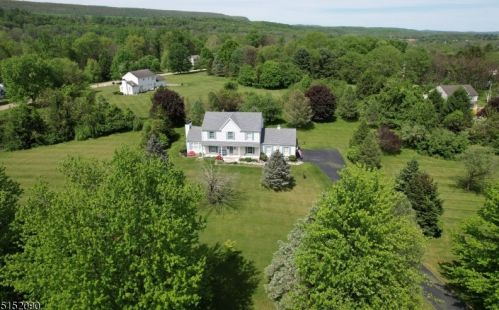 8 Oak Lane Rd, Columbia, NJ 07832-2643