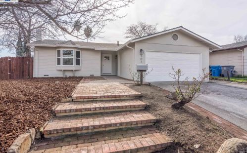 101 Manzanita Dr, Vacaville, CA 95688-2310