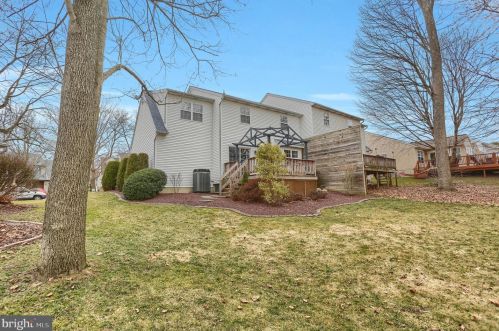 16 Mill Pond Dr, Lancaster PA  17603-7411 exterior