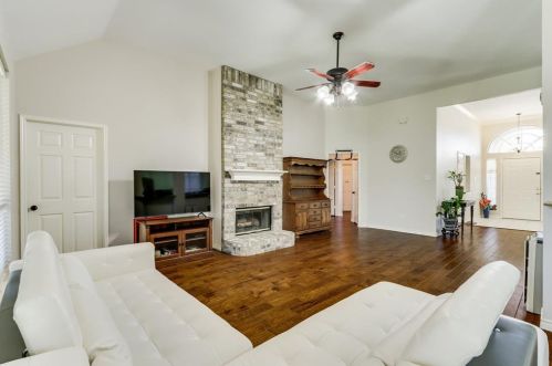 1525 Bastrop Dr, Carrollton TX 75010-6423 exterior