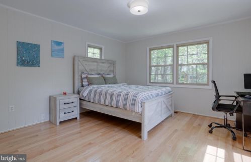 5707 Oak Leather Dr, Springfield VA  22015-2315 exterior