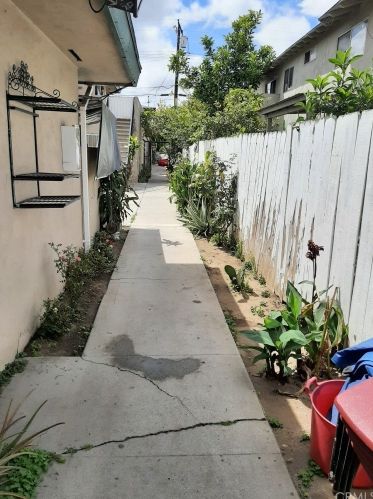 310 Wakefield Ave, Anaheim CA  92802-4222 exterior