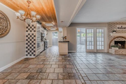 1939 Rambling Rdg Ln, Carrollton TX 75007-3154 exterior