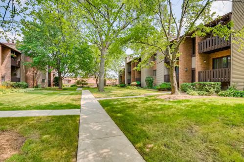 320 Sheridan Dr, Willowbrook IL  60527-2334 exterior