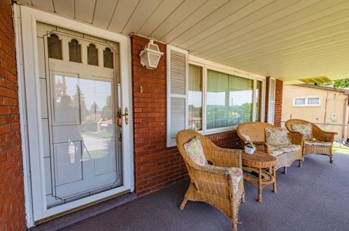 211 Pennsylvania Ave, Vandergrift, PA 15690-2101