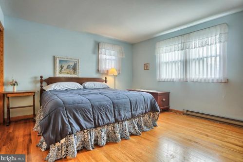 208 Garland Dr, Carlisle PA  17013-4271 exterior