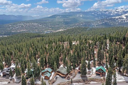 11030 Ski Slope Way, Truckee CA  96161-6603 exterior