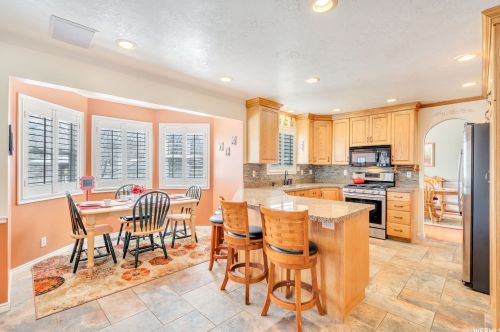 940 Johnsonway Dr, Sandy UT 84094-6346 exterior