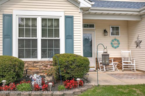 13 Kirkby Ln, Lakehurst, NJ 08759-6676