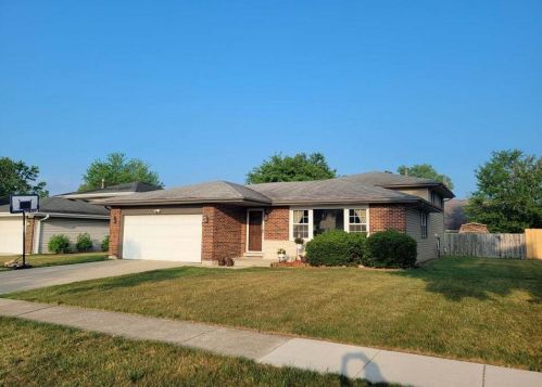 2051 Spring Ridge Dr, Arlington Hts, IL 60004-1221