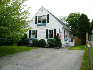 121 Carroll Ave, Middletown, RI 02840-4327