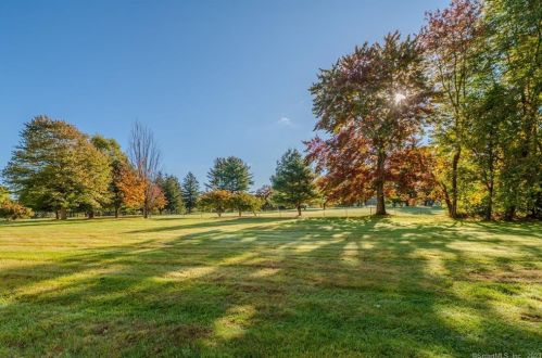 13 Putter Dr, Wallingford CT  06492-5035 exterior