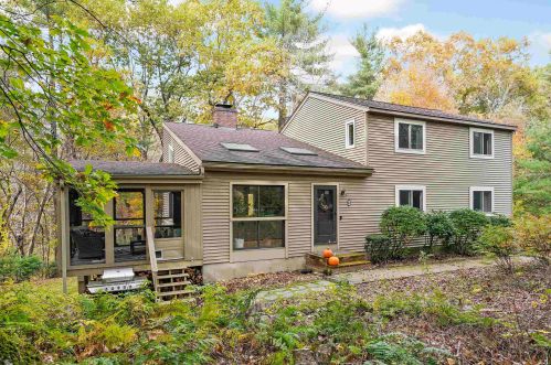 8 Windsor Blvd, Londonderry NH  03053-3662 exterior