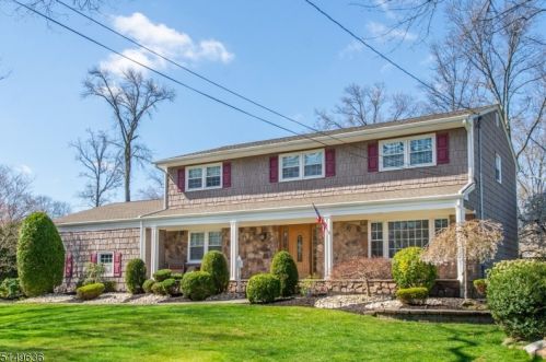 35 Sandalwood Dr, Clark, NJ 07066-2222