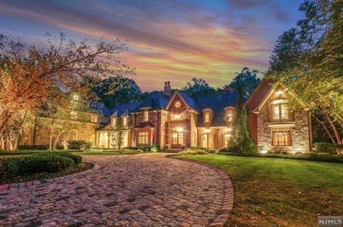 23 Elden Dr, Upper Saddle River, NJ 07458-2808