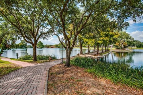 2702 Peach Tree Dr, Carrollton TX 75006-4735 exterior