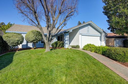 9025 Lismore Dr, Elk Grove, CA 95624-2660