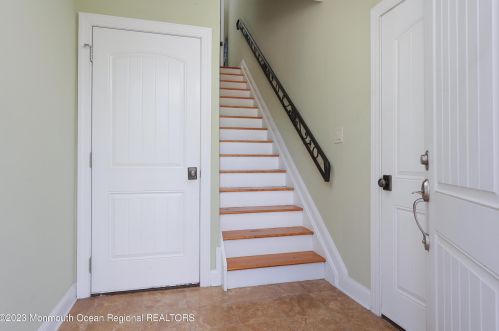 8 Benton Ave, Leonardo, NJ 07737-1403