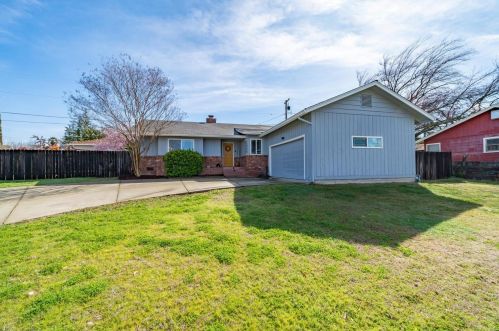 102 Herrington Dr, Auburn, CA 95603-5716