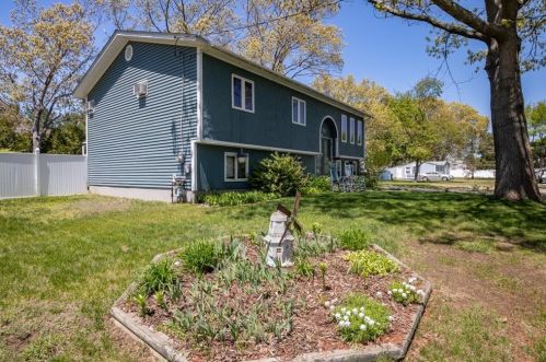 17 Tell St, Warwick, RI 02889-8423