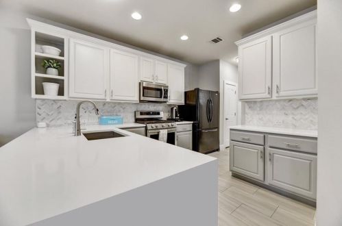 8200 Alophia Dr, Austin TX  78739-1998 exterior