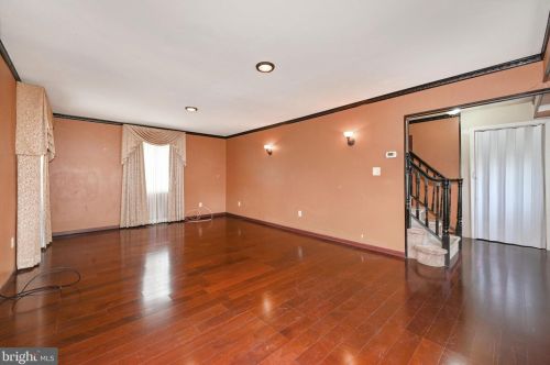 19 Holiday Ln, Willingboro, NJ 08046-1813