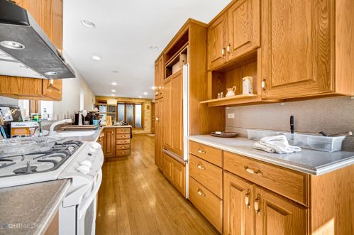 7103 Keeney St, Niles IL  60714-3039 exterior