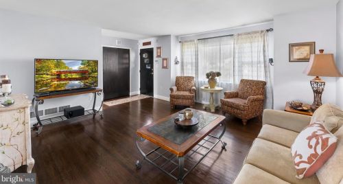 10 Gloucester Ln, Trenton NJ  08618-1006 exterior