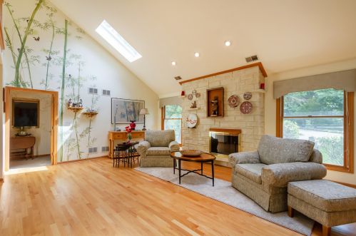362 Brookhurst Ln, Wood Dale, IL 60191-2206