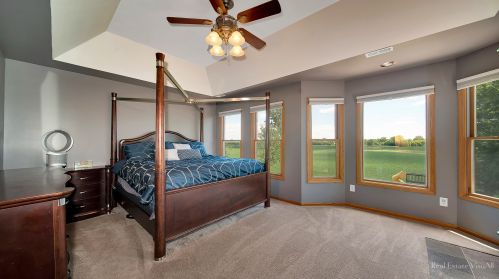 1910 Parkside Dr, Sycamore IL  60178-3315 exterior