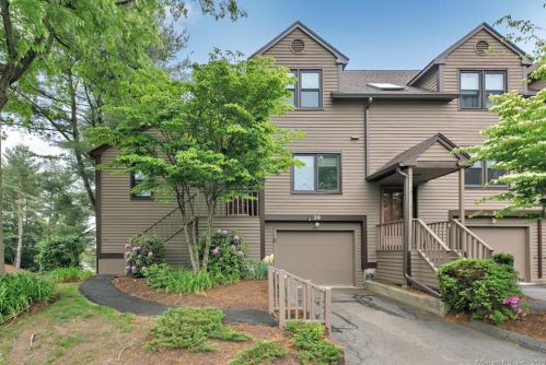 26 Deepwood Cir, Upper Stepney, CT 06468-2632