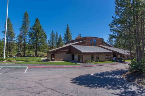 13610 Hillside Dr, Truckee CA  96161-6867 exterior
