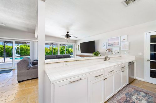 2218 San Antonio Rd, Palm Springs, CA 92262-3917